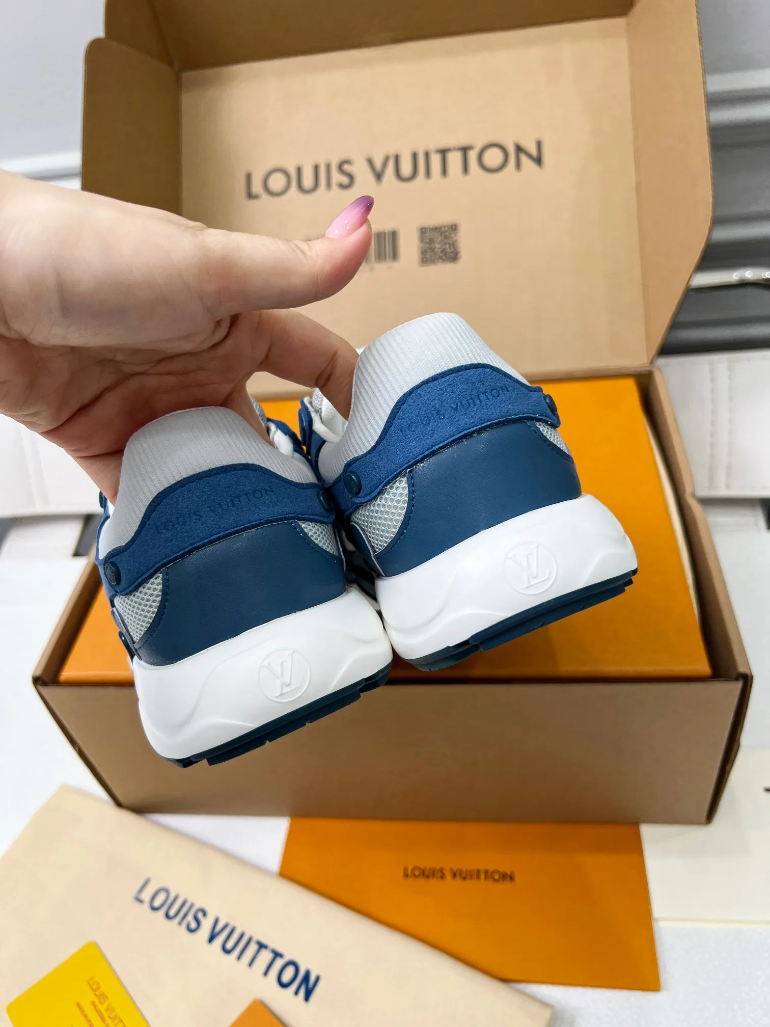 👟👟Ex-factory price 560👟👟 Women's shoes, women's clothing, men's size +10 2025 new LV couple's same style sports shoes, hot coming🔥🔥🔥Official website synchronized fabric, using special material printing process. Inside, breathable mesh size (women's model 35-42) (men's model 39-46, 45-46 customized)